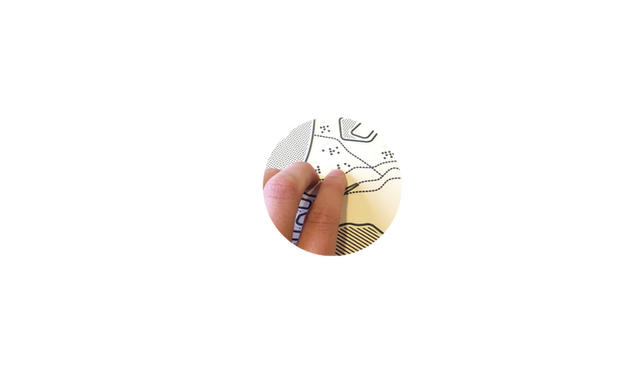 Een hand leest een Topo kaart van Nederland