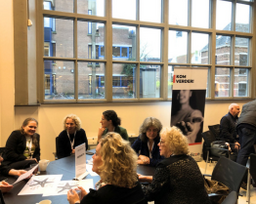 INCT inspiratie sessie met uitgevers. Aan tafel zijn een aantal uitgevers met een expert van Dedicon in gesprek