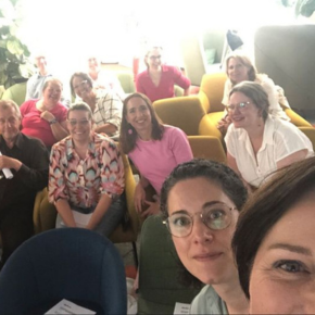 Toegankelijkheidsexperts Marian en Rieke maken een selfie met deelnemers tijdens een training bij Sdu