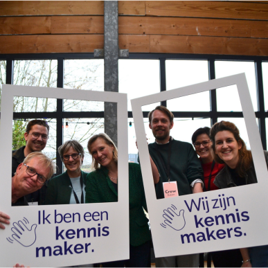 De organisatie van de innovatiedag (7 personen) houden een polaroid vast waar Ik ben een kennismaker op staat.