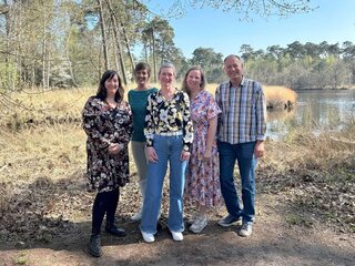 Groepsfoto ondernemingsraad. 5 personen in een natuurgebied