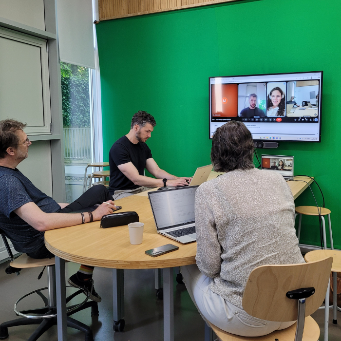 Een digitale bijeenkomst met clubleden en collega's Dedicon met een docent van de HAN