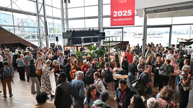 De centrale hal gevuld met deelnemers tijdens de Tactile Reading Conference