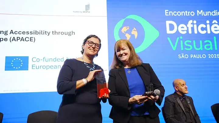 Een delegatie van het APACE-project die de award in ontvangst nemen. 