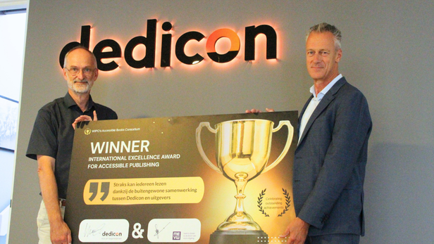 Maarten Verboom en Paul Gillijns poseren met de gewonnen award